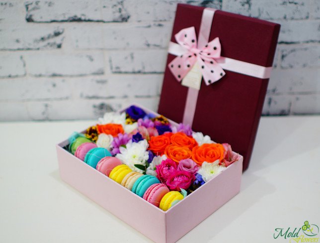 Квадратная коробка с розами, альстромерией, эустомой, хризантемой, разноцветными печеньями макарон фото