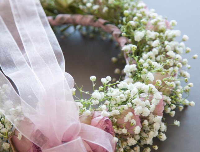 Wreath of Gypsophila and Pink Roses photo