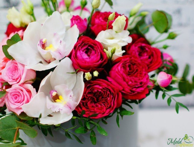 Коробка с розовыми розами, пионовидными розами, герберами, мелкоцветной розой, белыми орхидеями, эустомами фото