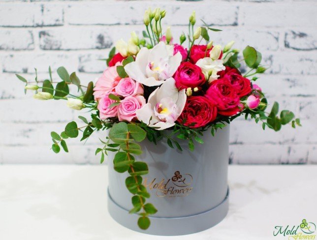 Коробка с розовыми розами, пионовидными розами, герберами, мелкоцветной розой, белыми орхидеями, эустомами фото