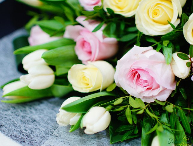 Букет из розовых и кремовых роз,  белых тюльпанов, аспидистры, фисташки фото