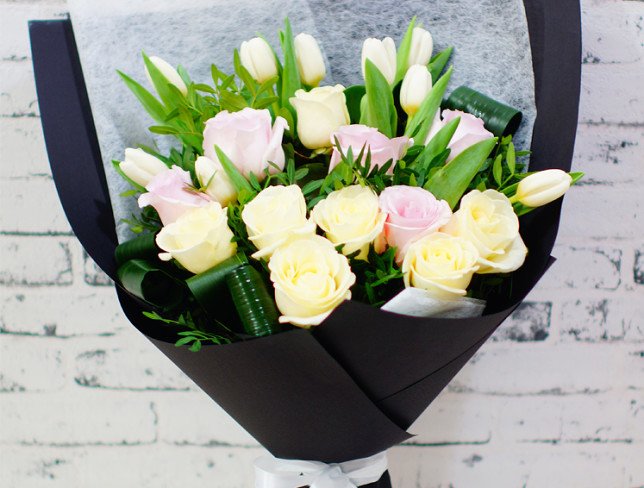 Букет из розовых и кремовых роз,  белых тюльпанов, аспидистры, фисташки фото