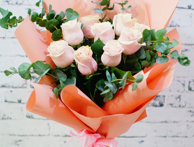Букет с розовыми розами и эвкалиптом Фото