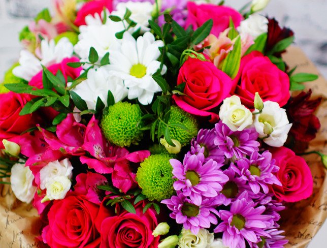 Buchet de crizantemă roz, albă, verde, trandafir roz, alstromeria, eustoma albă, verdeață foto