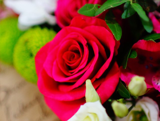 Букет из розовой, белой, зеленой хризантемы, розовой розы, альстромерии, белой эустомы, зелень фото