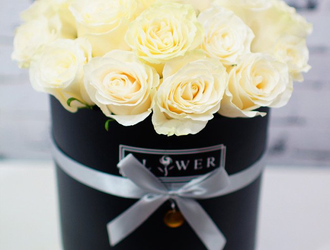 Cutie neagra cu trandafiri albi foto