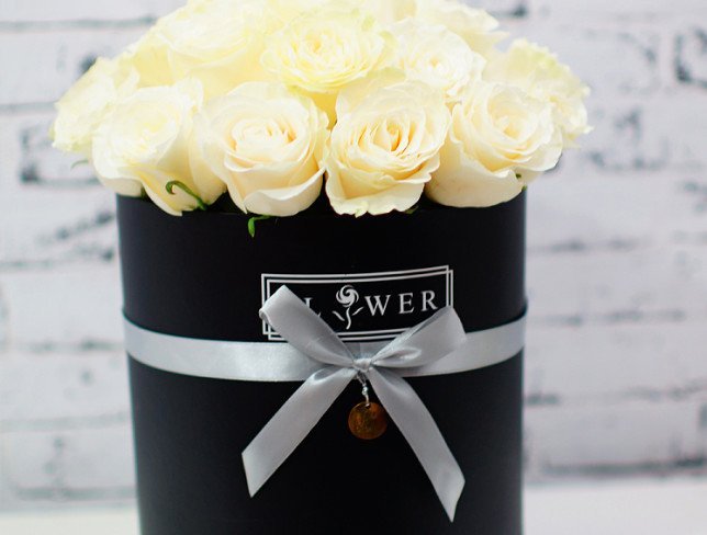 Чёрная коробка с белыми розами Фото