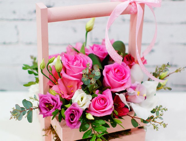 Ящик из розовых роз, эустом, альстромерии, белой орхидеи цимбидиум, эустомы, эвкалипт, фисташка фото