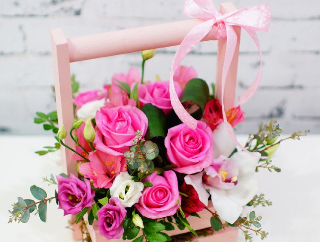Ящик из розовых роз, эустом, альстромерии, белой орхидеи цимбидиум, эустомы, эвкалипт, фисташка фото