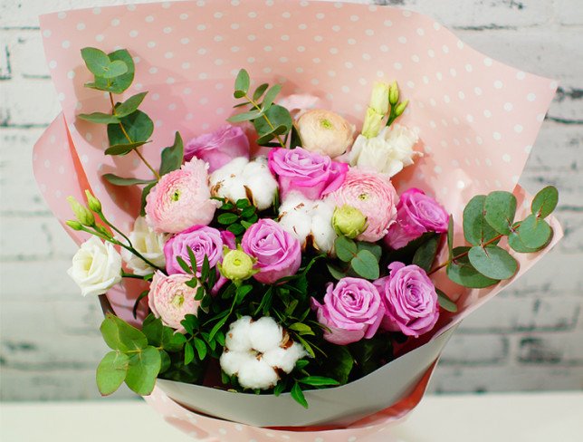 Buchet de trandafiri roz, ranunculus, eustomas alb, bumbac, eucalipt, fistic foto