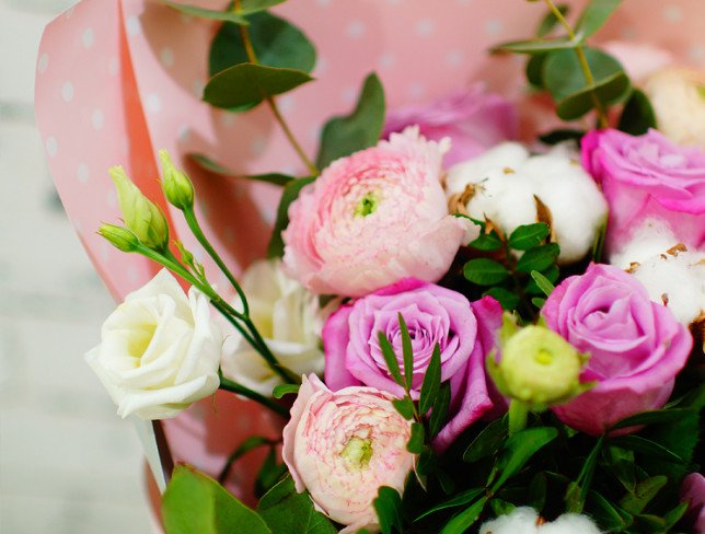 Buchet de trandafiri roz, ranunculus, eustomas alb, bumbac, eucalipt, fistic foto