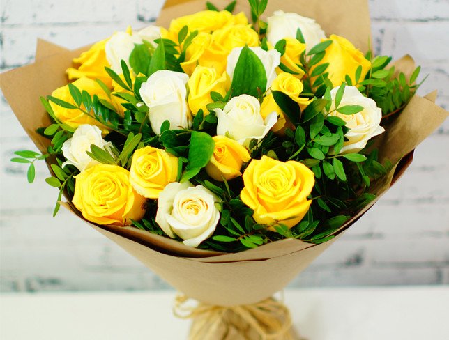 Букет из белых и желтых роз, фисташки в крафт бумаге фото