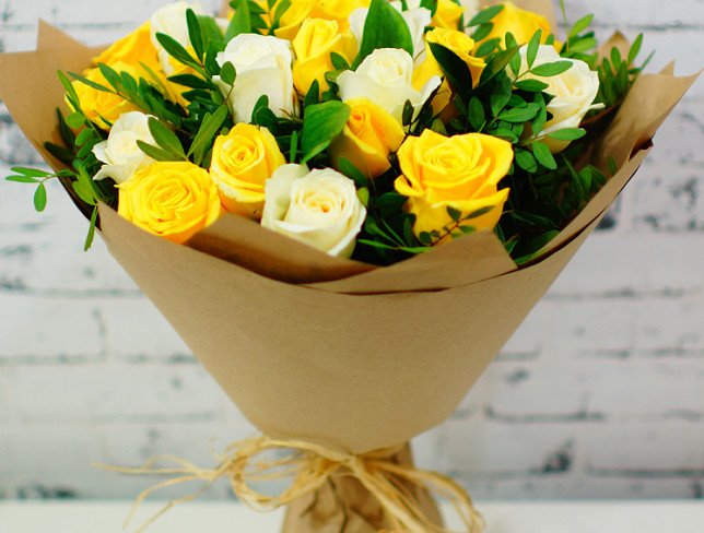 Букет из белых и желтых роз, фисташки в крафт бумаге фото