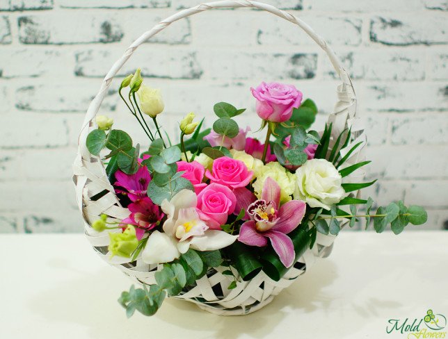 Coș de trandafiri roz, alstromeria, orhidee cymbidium albă și roz, eustomas albe, eucalipt, chica foto