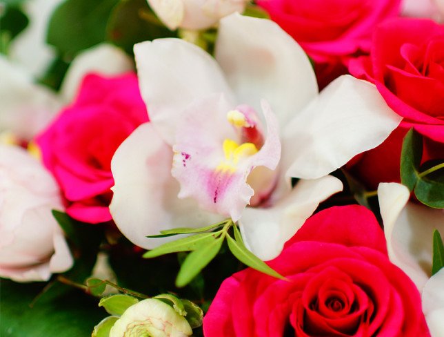 Buchet din orhidee, trandafiri și ranunculus foto