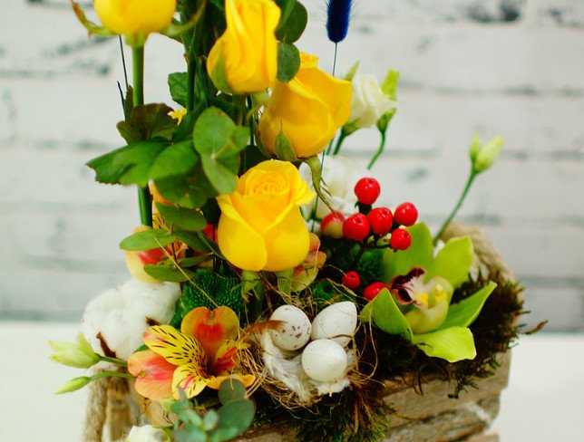 Пасхальная композиция с жёлтыми розами и зелёной орхидеей Фото