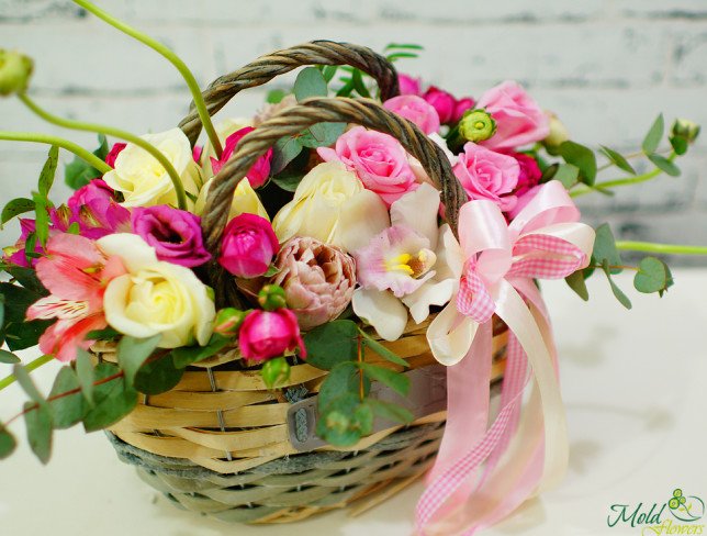 Корзина из розовых и белых роз, розовых эустом, альстромерией, кустовых роз, белой орхидеей, тюльпанов капучино, эвкалипт фото