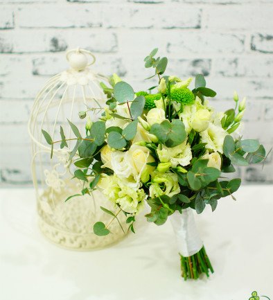 Букет невесты из белой розы, эустомы, хризантемы и эвкалипта Фото 394x433