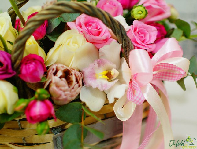 Корзина из розовых и белых роз, розовых эустом, альстромерией, кустовых роз, белой орхидеей, тюльпанов капучино, эвкалипт фото