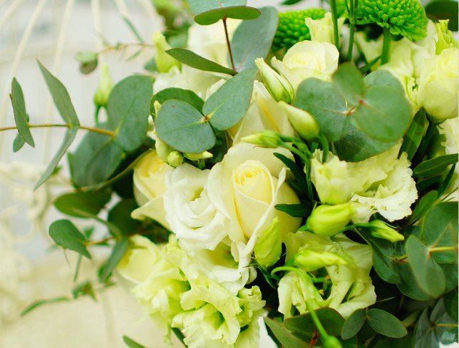 Букет невесты из белой розы, эустомы, хризантемы и эвкалипта Фото