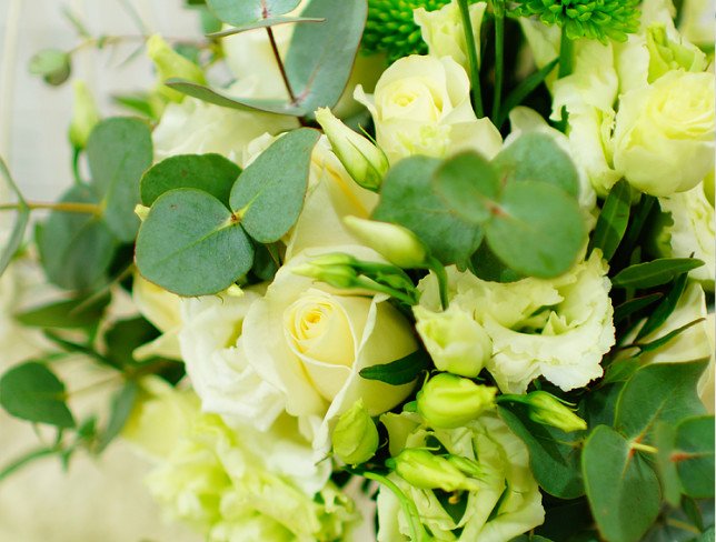 Buchetul miresei din trandafiri albi, eustoma, crizantema și eucalipt foto