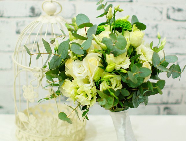 Buchetul miresei din trandafiri albi, eustoma, crizantema și eucalipt foto