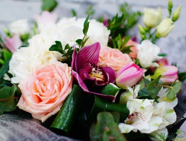 Buchetul este format din hortensii albe, alstroemeria, eustoma, trandafiri roz, lalele, orhidee cymbidium, și eucalipt foto