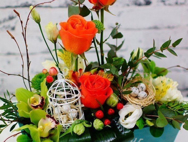 Compoziție de paște cu trandafiri portocalii și orhidee verde foto
