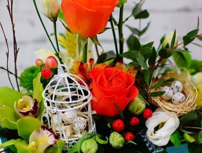 Пасхальная композиция с оранжевыми розами и зелёной орхидеей Фото