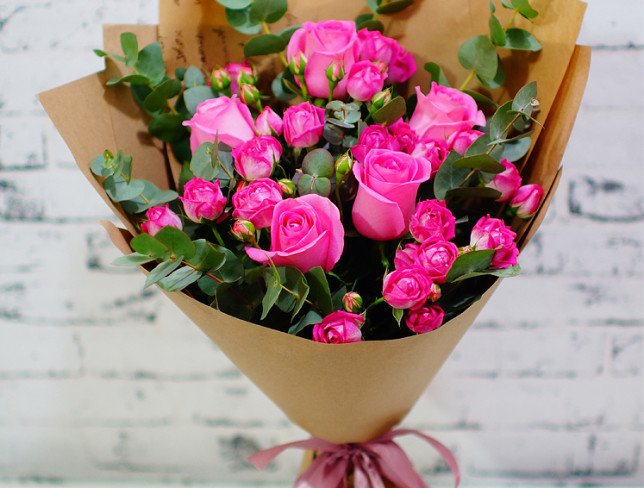 Букет из розовых роз, кустовых роз и эвкалипта фото