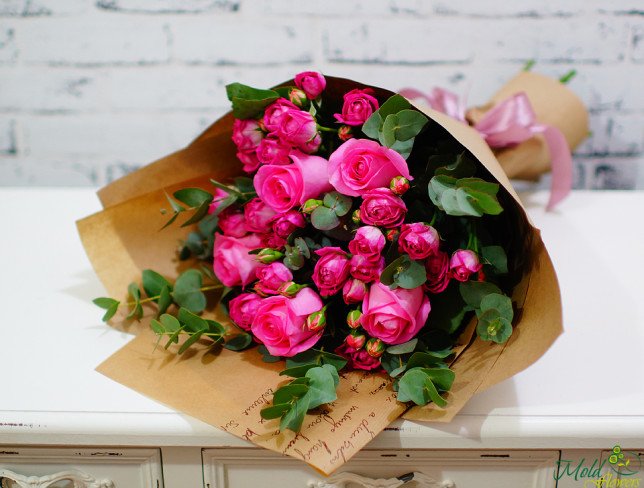 Букет из розовых роз, кустовых роз и эвкалипта фото
