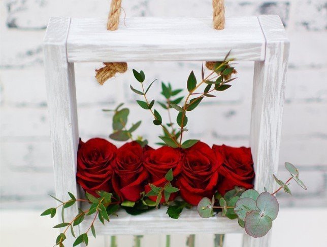 Carcasă din lemn cu trandafiri roșii foto