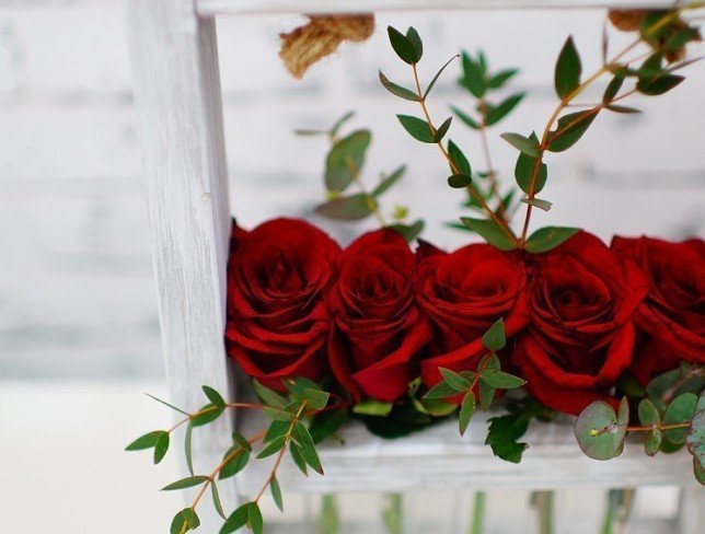 Carcasă din lemn cu trandafiri roșii foto