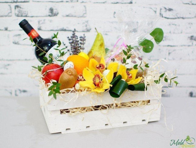 Cutie albă cu orhidee, fructe, sticlă de vin, Paști foto