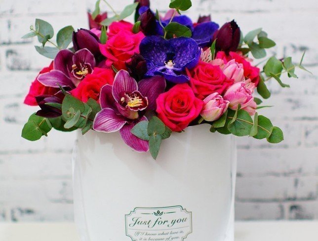 Белая коробка с розами, орхидеей ванда, тюльпанами, орхидеей цимбидиум, альстромерией, эвкалиптом фото