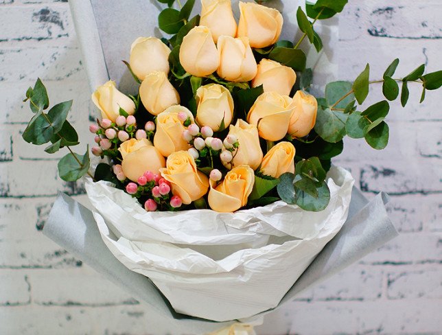 Букет из кремовых роз Фото