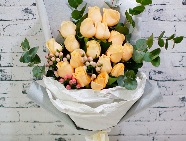 Bouquet of cream roses photo