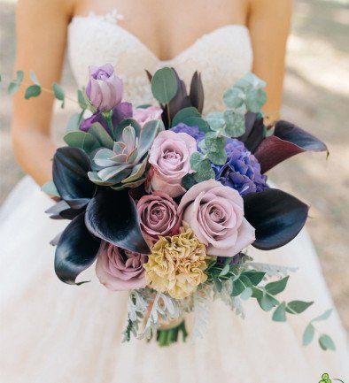 Букет невесты с чёрными каллами, синей гортензией, фиолетовыми розами, эвкалиптом и суккулентами Фото 394x433