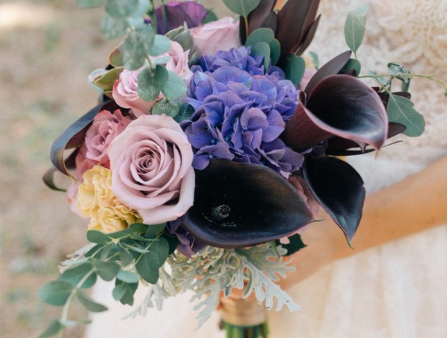 Букет невесты с чёрными каллами, синей гортензией, фиолетовыми розами, эвкалиптом и суккулентами Фото