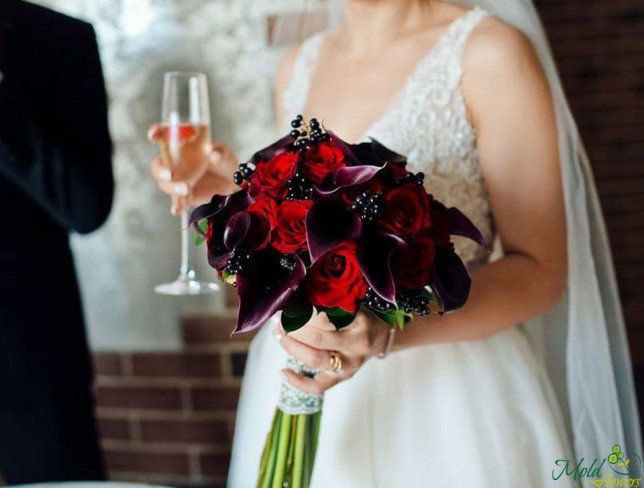 Букет невесты с чёрными каллами и красными розами Фото