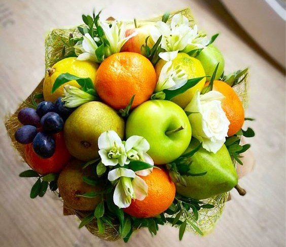 Buchet de fructe de mere, mandarine, pere, struguri și alstromeria (la comanda, o zi) foto