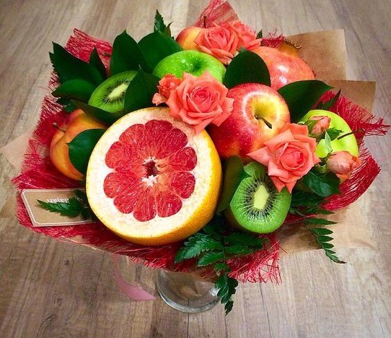 Фруктовый букет из яблок, киви, грейпфрута и роз (под заказ, 1 день) Фото