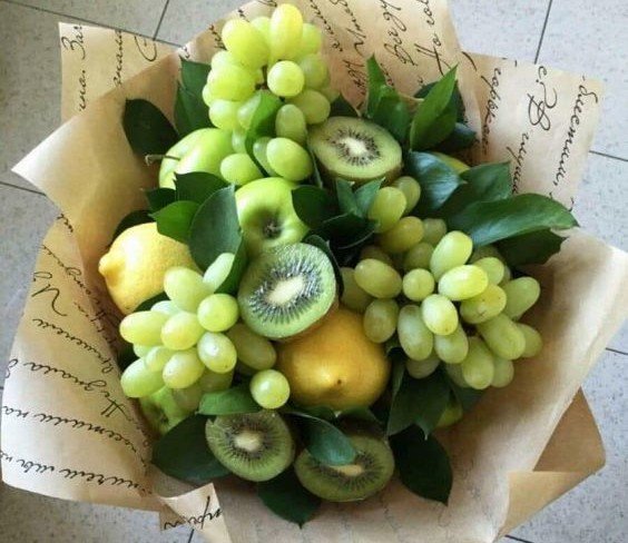 Фруктовый букет из яблок, киви, лимона и винограда (под заказ, 1 день) Фото