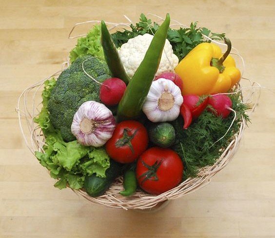 Buchet de legume de roșii, ardei, usturoi, ridichi, broccoli și conopida (la comandă, o zi) foto