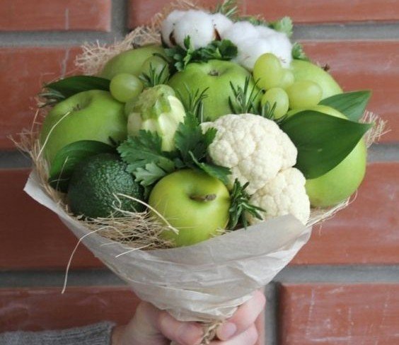 Фруктово-овощной букет из яблок, лайма, винограда и цветной капусты (под заказ, 1 день) Фото