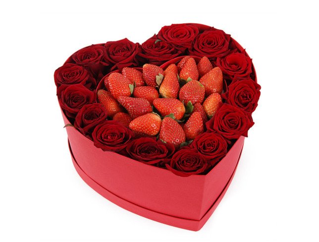 Cutie cu trandafiri roșii și căpșuni foto