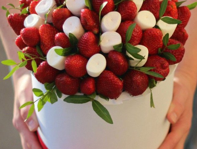 Cutie albă cu căpșuni și marshmallow (la comanda, o zi) foto