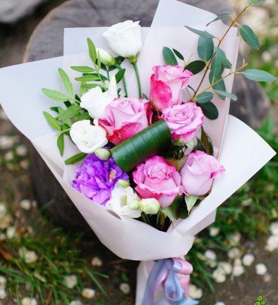 Buchet - compliment din trandafiri mov, garoafe și eustoma albă foto 394x433