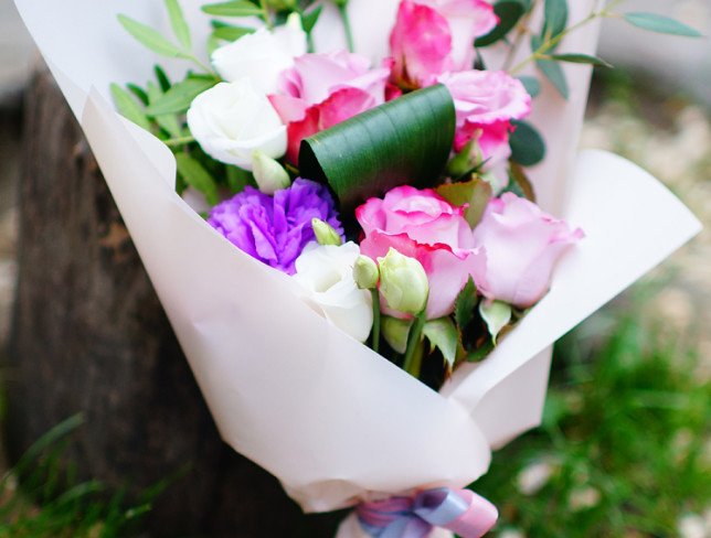 Букет - комплимент из фиолетовых роз, гвоздики и белой эустомы Фото