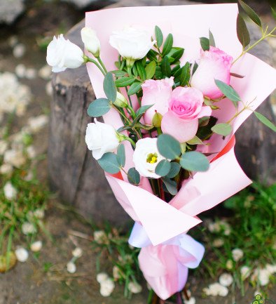 Buchet - compliment din trandafiri roz și eustoma albă foto 394x433